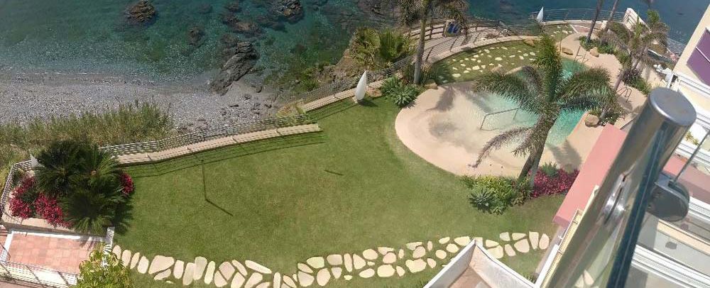 piscina comunitaria con jardín